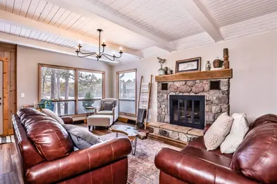 Image de Lakefront home with private dock, deck, fireplace, firepit, canoe & paddleboat