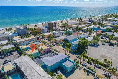 Image de Brilliant bungalow with a furnished patio & full kitchen - walk to the beach