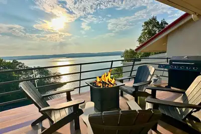 Image de Luxury Pickwick Lake front Villa w/ sensational views & boatslip -Sleeps 9