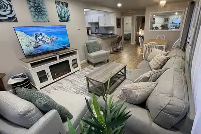 Image de Cheerful Two Bedroom Bungalow Newly Remodeled! Arcade games, Air Hockey Table.