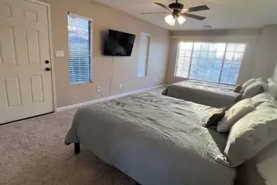 Image de 2 Queen beds! Close to Freeway!