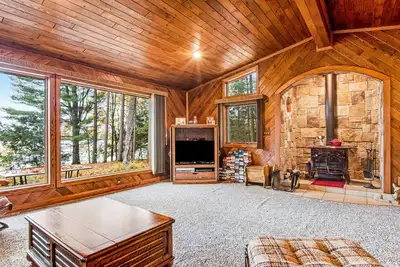 Image de Secluded lakefront home with kayaks, canoe, swim platform, firepit, & W/D