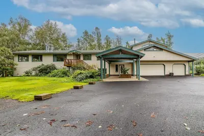 Image de Lakefront Anchorage home with fireplaces, jetted tub & private dock