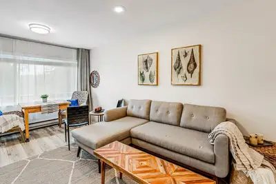 Image de Vibrant, polished condo with oceanfront views, patio & W/D access