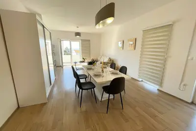 Image de modern and well furnished apartment with a pool for shared use