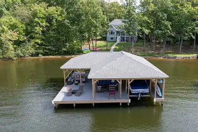 Image de Luxury Lakefront 7Bdr/7. 5Ba -Huge Boathouse in Quiet Cove-Public Side-Stunning