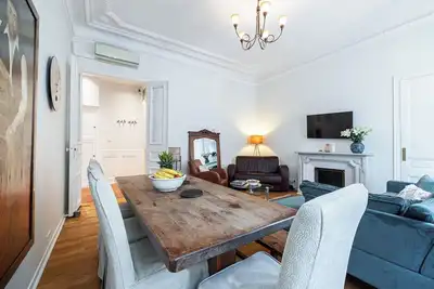 Image de SunlightProperties - Grace - Family apartment in Nice centre - Sleeps 6+office