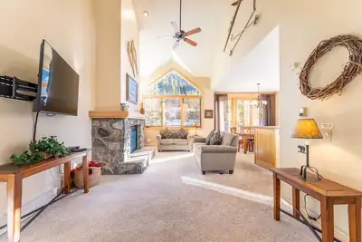 Image de Townhome w\/Private Hot Tub & Balcony w\/ Mountain Views, Short Walk to Lifts!