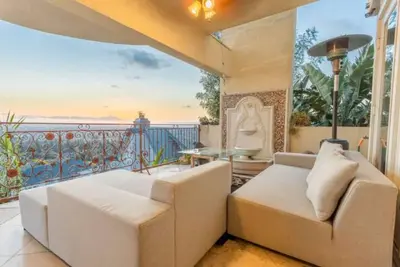 Image de Amazing 3-Story Mansion With Impeccable Views