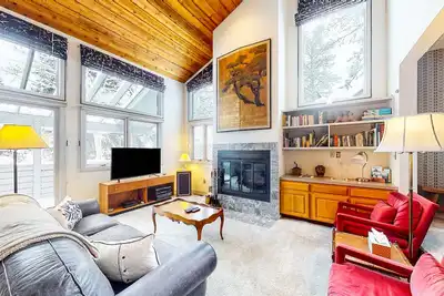 Image de Light-filled, dog-friendly home with fireplace & great location near skiing/golf