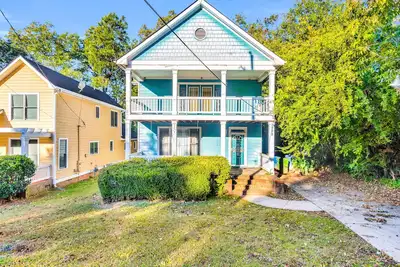 Image de Charming dog-friendly home with balcony, central Ac, & washer/dryer