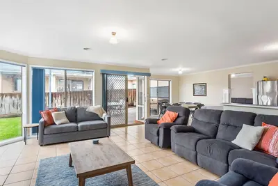 Image de Shoreside Waters - Indoor/Outdoor entertainment, 3 Minutes from Point Richard's Boat Ramp.