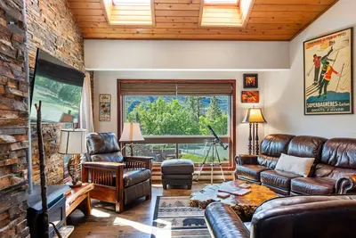 Image de Renovated condo with woodstove, 2 balconies, W/D & view of railroad