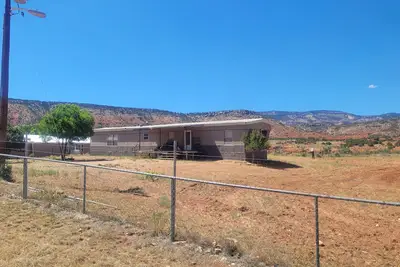 Image de 2 bedroom home surrounded by beautiful mountains!