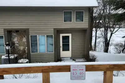 Image de Adventure Cove Lakefront walk in walk out skiing.