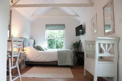 Romantic hideaway - newly converted studio in Kent