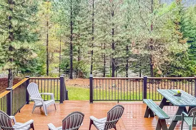 Image de Charming riverfront home with fireplace, patio, grill, & full kitchen