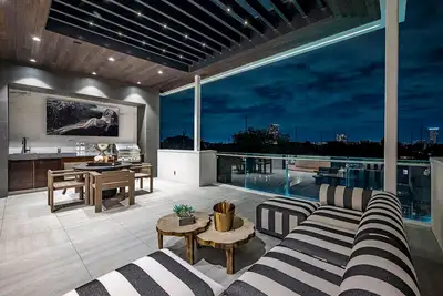 Image de The Glass Haus I · Modern Luxury · River Oaks  · Rooftop Terrace ·Elevator ⭐️⭐️⭐️⭐️⭐️