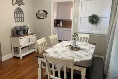 Image de The Parson's Cottage - Charming, Cozy, Adorable!