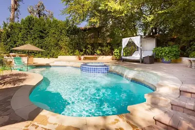 Image de 🌴Spacious & Private 5Bdr Private Retreat-Saltwater Pool/Spa, Outdoor Kitchen🌴
