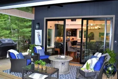 Image de Lakeside Serenity: Modern Comfort Meets Nature