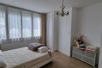 Image de Appartement de plein pied face à un espace vert, très bien équipé