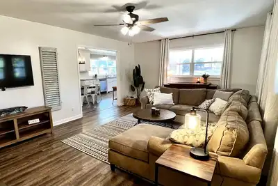 Image de Beautiful neighborhood home! 2 miles from campus.