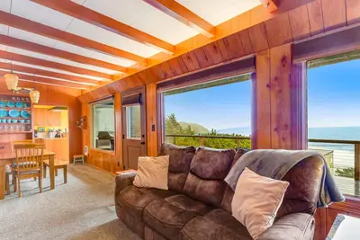 Image de Two-story beach house with an ocean view, furnished deck, & washer/dryer