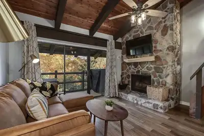 English Mtn Escape:balcony, fireplace, pool