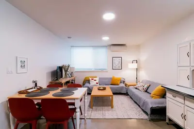 Quiet & Charming Seattle 2br Walkable Location