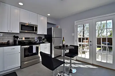 Image de ✪ King Beds ✔ 2 Bdr Townhouse w/ Private Backyard