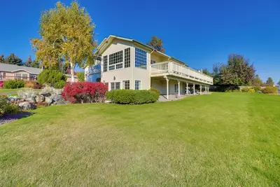 Image de Stunning Lakeside House w/ Deck + Water Views