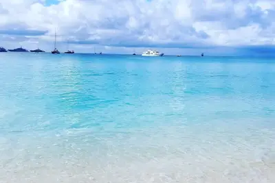 Image de Beachfront Caribbean Breeze Luxury Vacation/ New & Clean. Few steps to beach.
