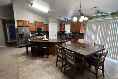 Image de Beautiful stick built home. 5 mins to Elko.