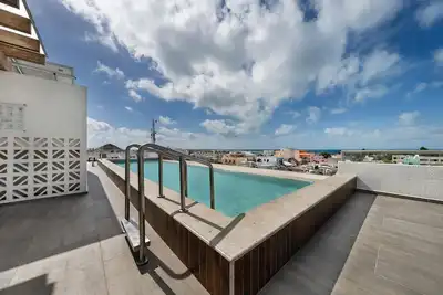 Image de 2 Br Condo w/Ocean View Pool. Prime Location