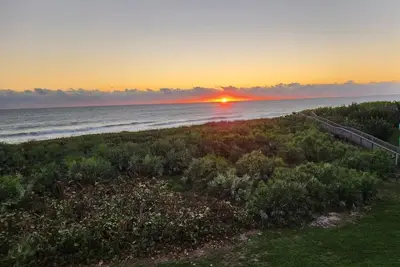 Image de Direct Oceanfront Stunning 2 Br/extended balcony with golf, tennis, fitness