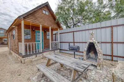 Image de Tiny home by the Frio River - River Rock Cabin #4