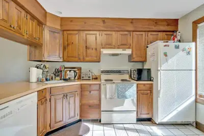 Image de Spacious Home, In the Quechee Woods | Saltbox 9d