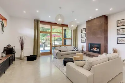 Image de Bright Modern Architectural Home - Peaceful Area close to downtown