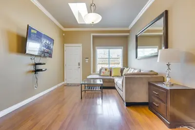 Image de 3 bedroom guest suite, central burnaby location