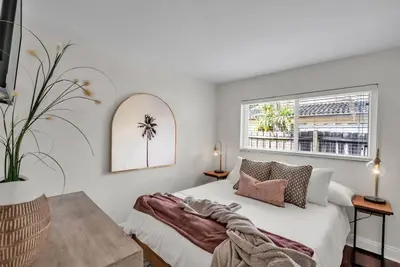 Image de 5 Minutes to Beach! Luxury 4br Home, Heated Private Pool, Games, & Firepit!