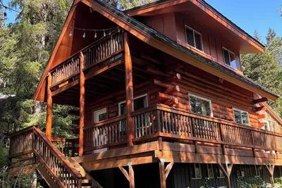Image de Peaceful 3 Story Log Cabin Chalet w/Hot Tub