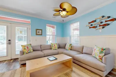Image de Dog-friendly home near beach with lagoon pool, hot tub, game room & pool table