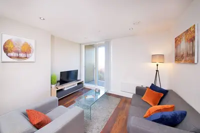 Lovely Modern 2 Bed / 2 Bath City Centre Apartment