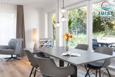 Image de Family and dog-friendly modern vacation apartment with terrace near the mudflats.