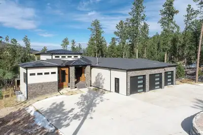 Image de Newly Built, One-Of-A-Kind 4900+ Sq. Ft. Access to Clubhouse Pools! Parking!