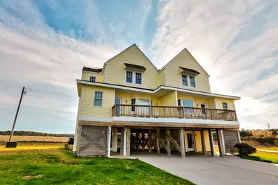 Image de Dog-friendly townhouse with ocean views, pool access, private W/D, & central Ac