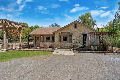 Image de Milk Bath Springs | Pet-Friendly Historic Downtown Cottage