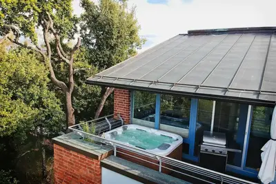 Image de Luxurious, modern loft with jacuzzi, kitchen & air conditioning