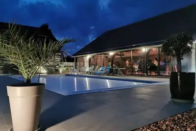 Image de Dépendance à la campagne, Piscine, grande salle de vie, pour 10 personnes